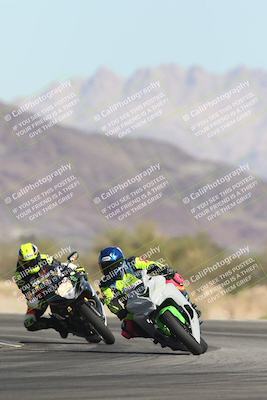 media/Oct-30-2025-Racers Edge (Thu) [[dabbdaf680]]/3-B Group/Session 2 (Turn 14)/